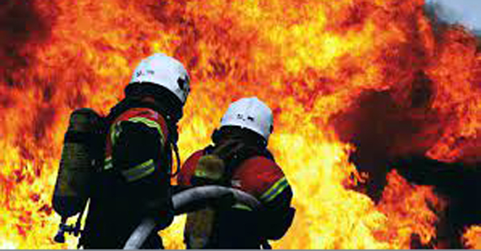 রাজধানীর  পোস্তগোলায় মার্কেটে অগ্নিকাণ্ড, নিয়ন্ত্রণে ১২ ইউনিট।