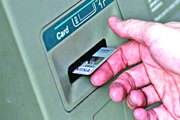 এটিএমের টাকা হাতিয়ে নিত ওরা অভিনব কৌশল, দুই শতাধিক বুথ থেকে নিয়েছে ৩ কোটি টাকা