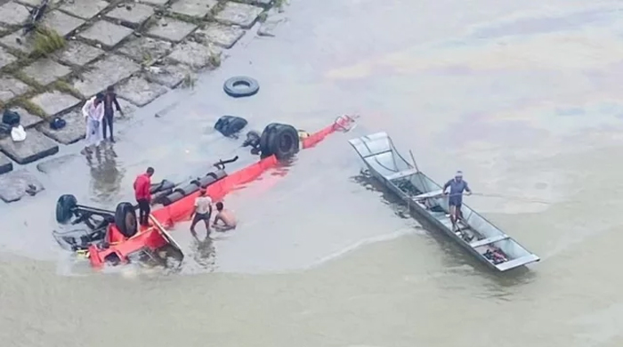 ভারতে যাত্রীবাহী বাস নদীতে, নিহত ১৩