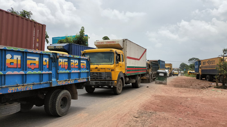 কুমিল্লায় মহাসড়কে ৫০ কিমি যানজট
