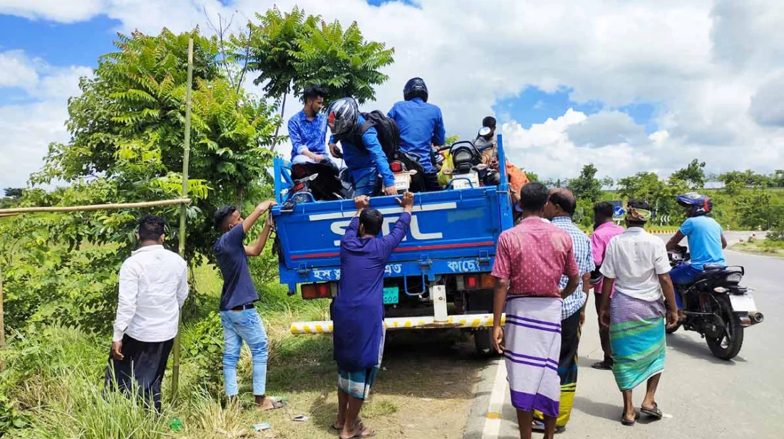 পিকআপ-ট্রাকে পদ্মা সেতু পারাপারে মোটরসাইকেল ভাড়া ১৫০০ টাকা