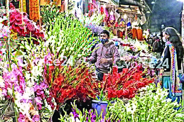 ফুলের পসরা সাজিয়েছেন ব্যবসায়ীরা বসন্তবরণ ও ভালোবাসা দিবস