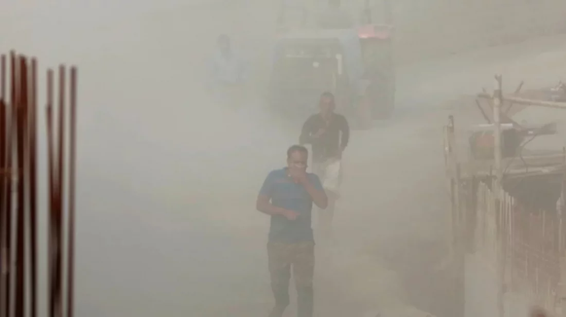 সকালে বিশ্বে দূষিত শহরের তালিকায় শীর্ষে ঢাকা