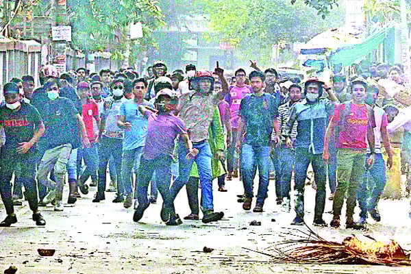 তিন কলেজে সংঘর্ষে রণক্ষেত্র টিয়ার শেল নিক্ষেপ, পাঁচ শিক্ষার্থী আহত, ভয়াবহ যানজট, ঢাকা কলেজে ছুটি ঘোষণা