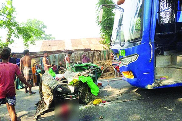 বাস-অটোরিকশা সংঘর্ষে নিহত ৫