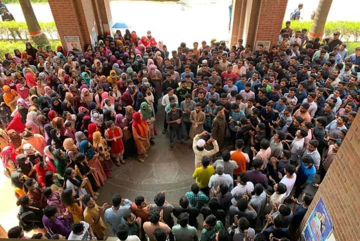 শিক্ষার্থীর মৃত্যু: ৭ দফা দাবিতে উত্তাল শেরেবাংলা কৃষি বিশ্ববিদ্যালয়