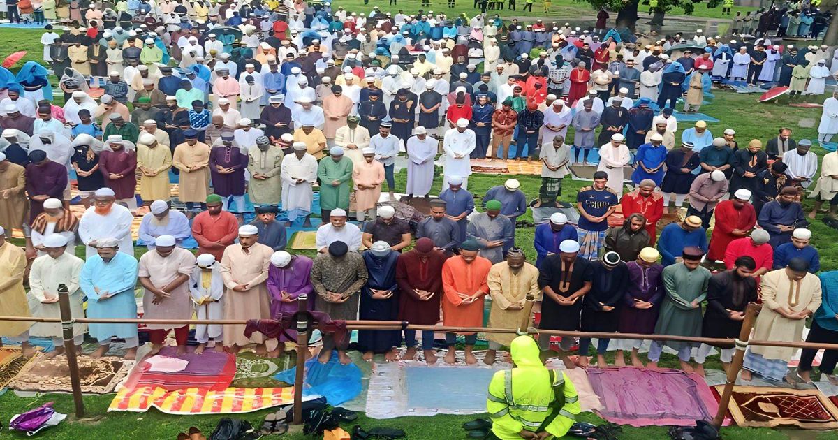 বৃষ্টি উপেক্ষা করে শোলাকিয়ায় ঈদ জামাত, শান্তি ও সমৃদ্ধি কামনা