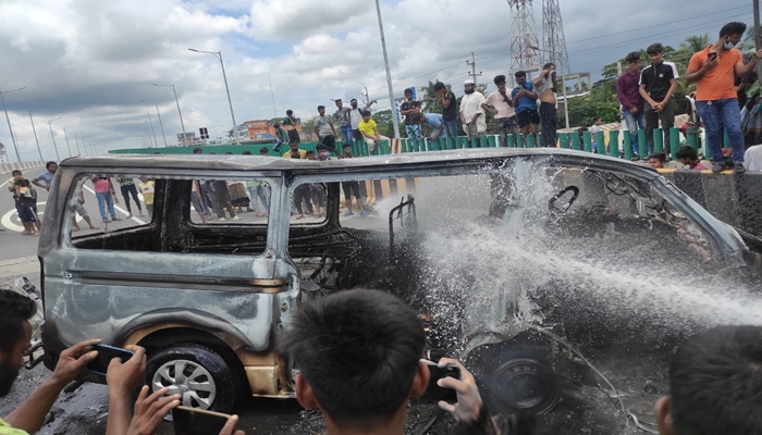 ফরিদপুরে মাইক্রোবাসে অগ্নিকাণ্ড, নিহত ৫