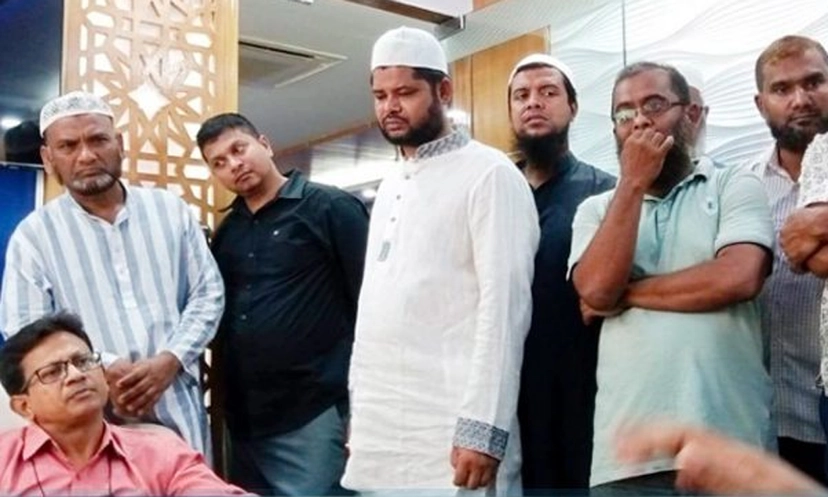 ৫৩৮ হজযাত্রীর টাকা নিয়ে উধাও এজেন্সি, মালিককে খুঁজছে পুলিশ