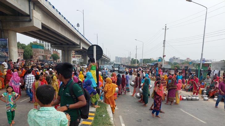 রাজধানীতে পানির দাবিতে কলস নিয়ে সড়ক অবরোধ