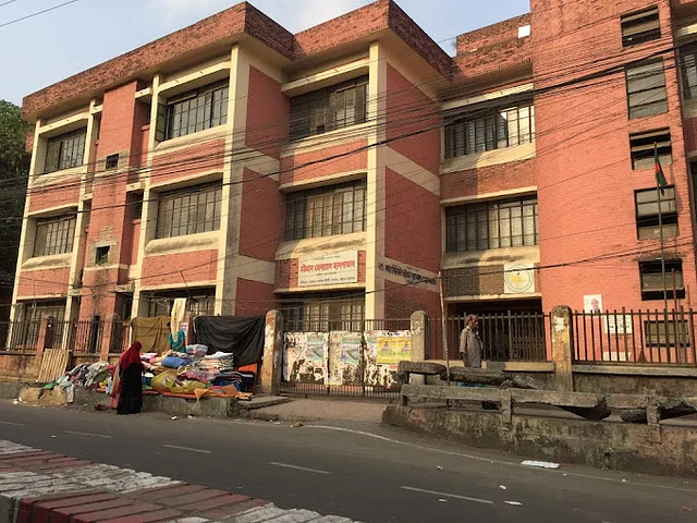 চট্টগ্রামের দুই সরকারি হাসপাতাল সাড়ে ২৯ কোটি টাকার ৪ চিকিৎসাযন্ত্র নষ্ট চমেক হাসপাতালে প্রতিদিন গড়ে ২০টি এমআরআই হতো। তিন–চার হাজার টাকা ব্যয়ে এমআরআই করা যেত।  ক্যানসার চিকিৎসায় ব্যবহৃত ব্র্যাকিথেরাপি যন্ত্রটি নষ্ট।