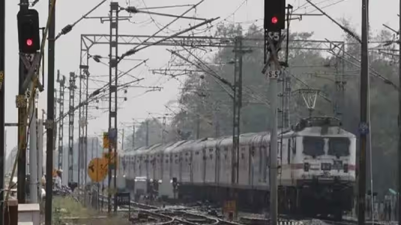 ভারতে চলন্ত ট্রেনে নিরাপত্তাকর্মীর গুলিতে নিহত ৪