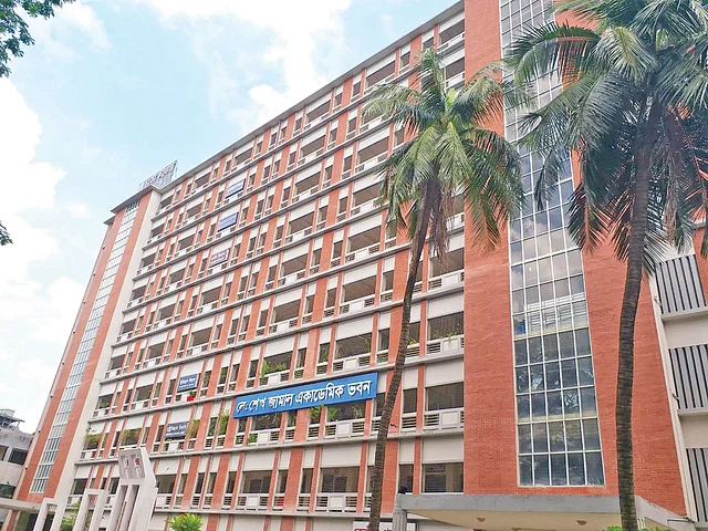 ২২ কলেজে ১০ তলা ভবন লিফট স্থাপন হয় না, তাই ভবনগুলো কাজে লাগে না প্রকল্পের শুরু ২০১০ সালে। দফায় দফায় মেয়াদ বাড়লেও কাজ শেষ হয়নি।