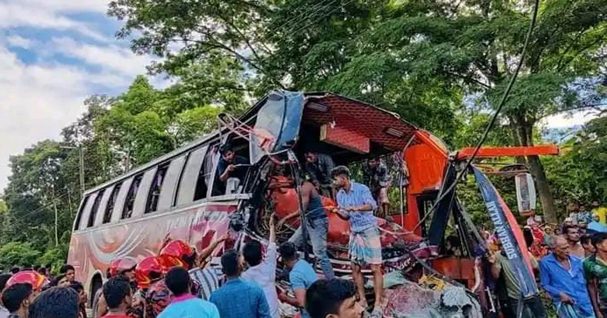 চকরিয়ায় চলন্ত ট্রাকে বাসের ধাক্কায় নিহত ২