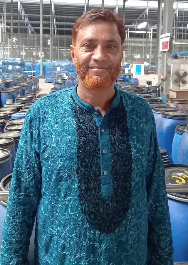 উদ্যোক্তা ৩০০ টাকা দিয়ে শুরু, এখন তাঁর ব্যবসা হাজার কোটি টাকার ১৯৭৭ সালে মাত্র ৩০০ টাকা পুঁজি দিয়ে সবজির ব্যবসা শুরু করেন তিনি। সেই ব্যবসা থেকে আজ তাঁর ব্যবসার আকার দাঁড়িয়েছে প্রায় এক হাজার কোটি টাকা। সফল এই উদে৵াক্তা হলেন খুলনার ফুলতলার মো. ফিরোজ আহমেদ।