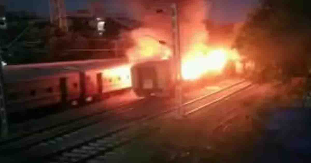 ভারতে চলন্ত ট্রেনে অগ্নিকাণ্ড: নিহত ১০