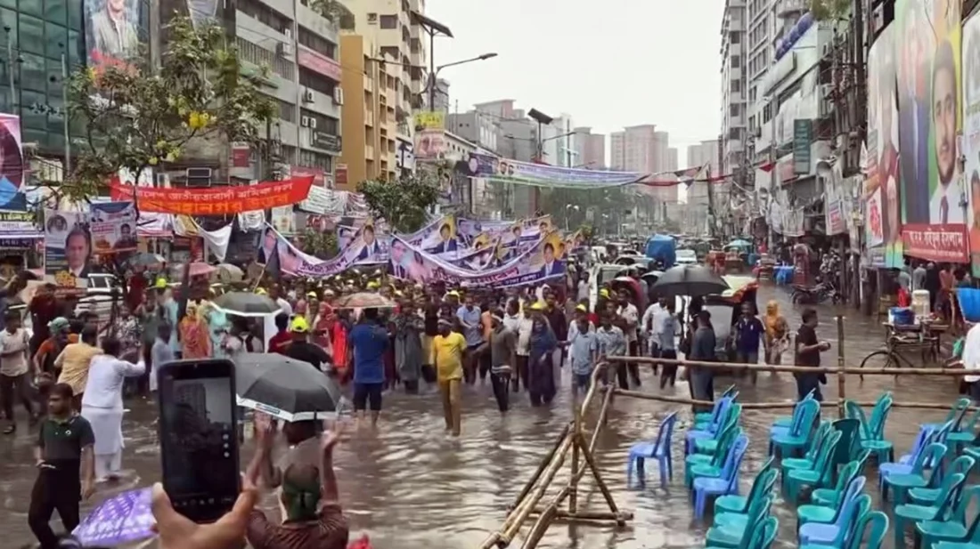 হাঁটু পানিতে দাঁড়িয়েই স্লোগান দিচ্ছে বিএনপি নেতা-কর্মীরা