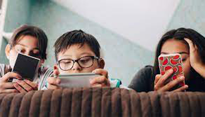 শিশুর মোবাইল ফোন আসক্তি কমাতে করণীয়