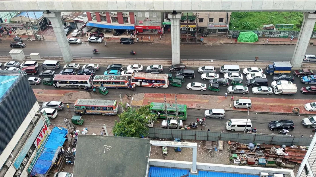 বৃষ্টি ও যানজটে নাকাল নগরবাসী