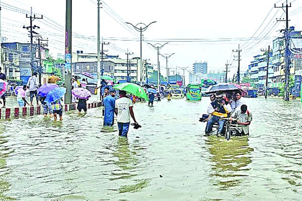 প্রবল বর্ষণ : উপকূলীয় এলাকায় ঝোড়ো হাওয়া, নদী বন্দরে ৩ নম্বর সংকেত – টানা তৃতীয় দিন পানির নিচে চট্টগ্রাম