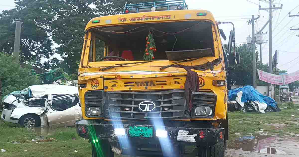 শিবপুরে মাইক্রোবাস-ট্রাক মুখোমুখি সংঘর্ষ: নিহত ৭