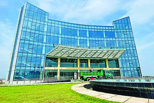 অর্থনীতির ট্রাম্পকার্ড বঙ্গবন্ধু শিল্পনগর ♦ উৎপাদনে গেছে পাঁচ প্রতিষ্ঠান, চলতি বছর যাবে আরও ১২টি ♦ কর্মসংস্থান ১৫ লাখ, রপ্তানি আয় আসবে ১৫ বিলিয়ন ডলার