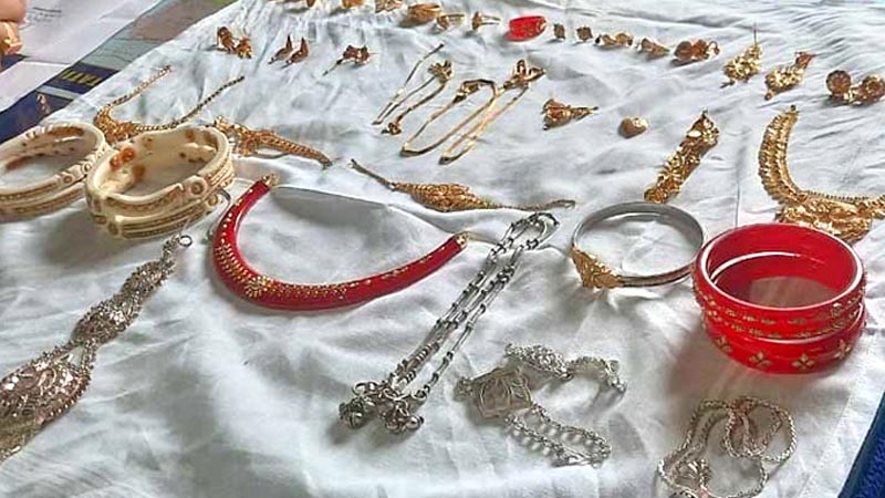 সন্ধ্যায় চুরি, সকালেই স্বর্ণালংকার ফেরত দিয়ে গেল চোর!