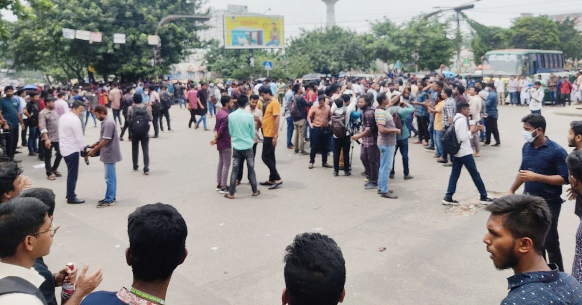 ফের নীলক্ষেত মোড় অবরোধ সাত কলেজ শিক্ষার্থীদের।
