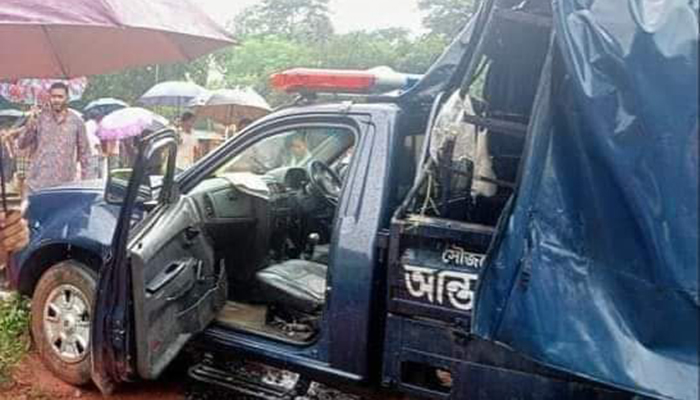 চট্টগ্রামে পুলিশ ভ্যানে ট্রেনের ধাক্কা, নিহত ২