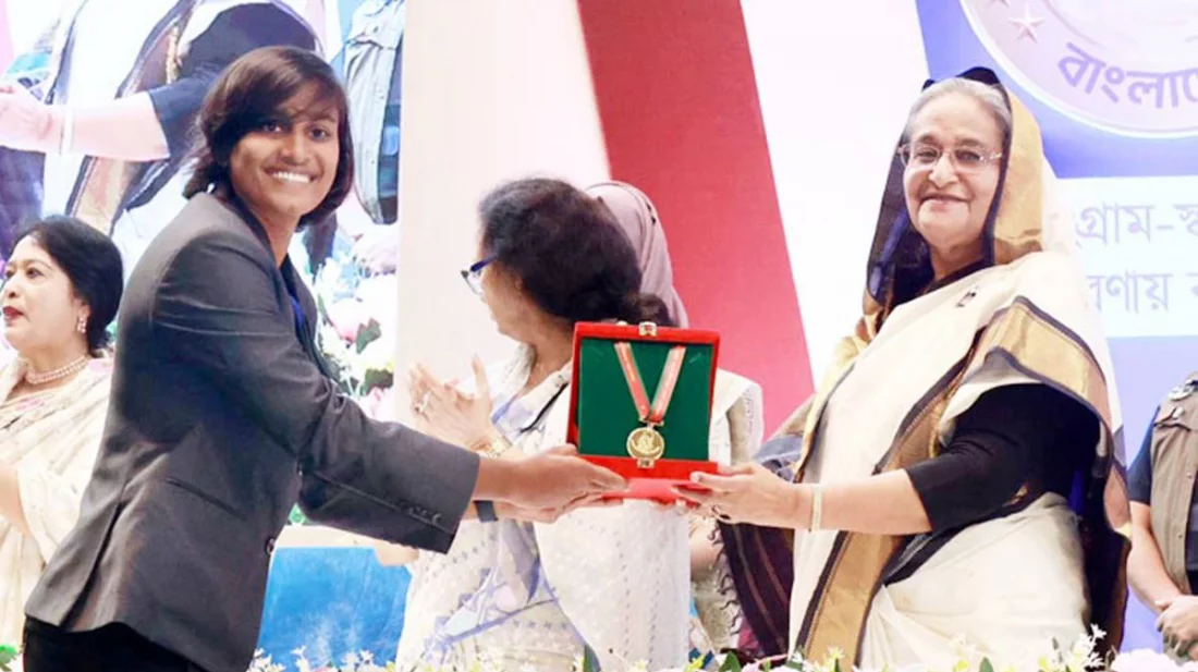 বঙ্গমাতা পদক পেলেন চার বিশিষ্ট নারী ও নারী ফুটবল দল