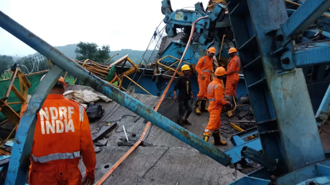 ভারতে গার্ডার লঞ্চিং মেশিন ভেঙে নিহত ১৬