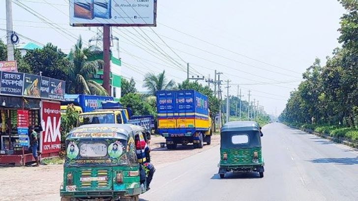 যাত্রী জিম্মি করে মিটারের তিনগুণ ভাড়া আদায়
