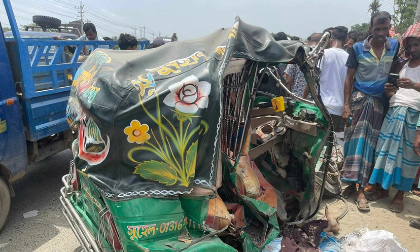 কাভার্ড ভ্যানের চাপায় অটোরিকশার চার যাত্রী নিহত