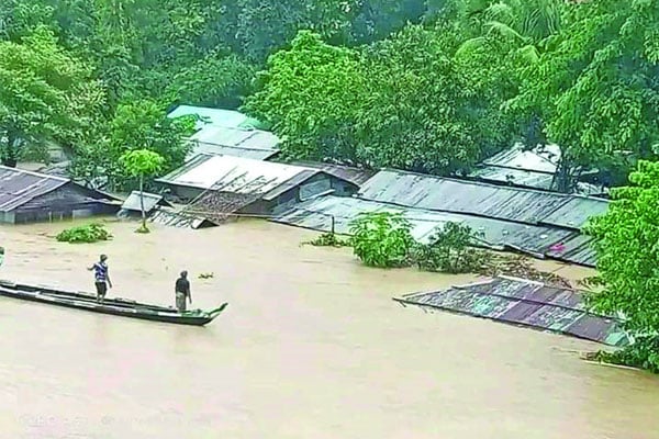 ডুবেছে সড়ক বাড়ি শহর ♦ বিচ্ছিন্ন সড়ক যোগাযোগ ♦ পানির নিচে বান্দরবান খাগড়াছড়িসহ পাহাড়ি এলাকা ♦ জোয়ারে নিখোঁজ চারজন ♦ চট্টগ্রামসহ চার জেলায় বন্ধ শিক্ষাপ্রতিষ্ঠান