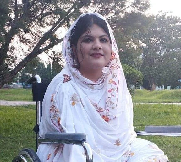 পা দিয়ে বই লিখলেন যশোরের অদম্য মেধাবী তামান্না আক্তার