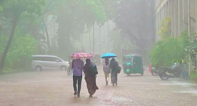 ভোর থেকেই বৃষ্টি ঝরছে, চলবে আরো কয়েকদিন!