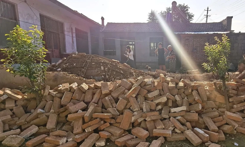 চীনে ৫.৫ মাত্রার ভূমিকম্প, ১২৬টি বাড়ি ধসে আহত ২১