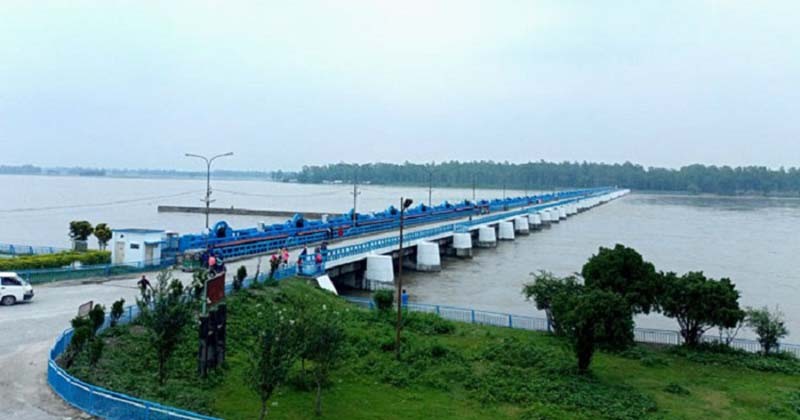 ৪৪ গেট খুলে দিয়েছে : তিস্তার ভাঙনে দিশেহারা মানুষ