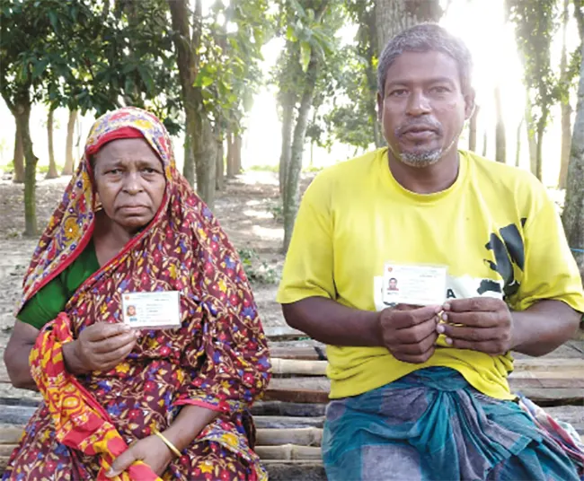 জাতীয় পরিচয়পত্রে ভুল মায়ের চেয়ে ৮ বছরের বড় ছেলে