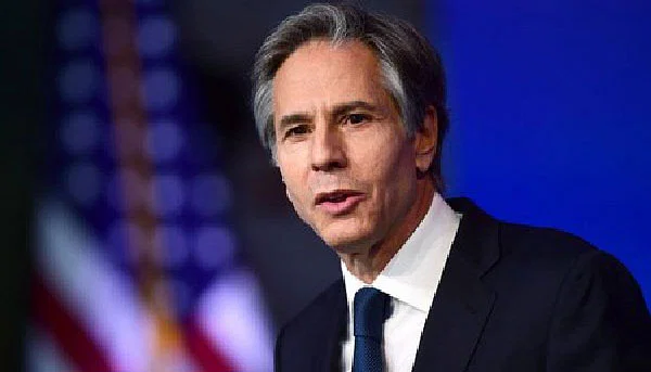 বিশ্লেষণ ভিসা নীতি আরোপ করে কি সুষ্ঠু নির্বাচন সম্ভব নাইজেরিয়ায় নির্বাচনের ছয় মাস আগে ভিসা নীতি ঘোষণা করেও নির্বাচনে কারচুপি ঠেকানো যায়নি। কারচুপির সঙ্গে যাদের রুটি-রুজির সম্পর্ক রয়েছে, তারা সহজে শোধরাবে না। আবার ভিসা নিষেধাজ্ঞায় যারা পড়েছে, তাদের নাম প্রকাশ না করায় তারাও নির্ভার থাকে। সুতরাং এসব ব্যক্তির নাম প্রকাশ করা উচিত বলে অনেকে মনে করেন।