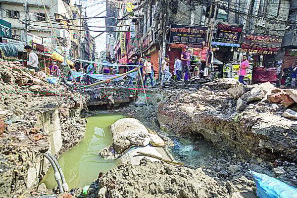 রাজধানীতে খোঁড়াখুঁড়ি ও খানাখন্দে দুর্ভোগ ► অধিকাংশ সড়কের চিত্র বেহাল ► সড়ক খনন নীতিমালা মানছে না কেউই