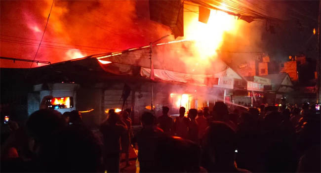 নিয়ন্ত্রণে আসছে মোহাম্মদপুরের কৃষি মার্কেটের আগুন