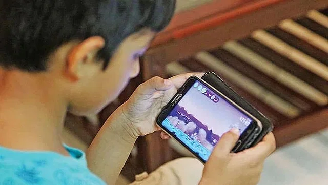 মুঠোফোনসহ ইলেকট্রনিক পর্দায় বেশি সময় কাটালে শিশুর বেশি ক্ষতি: গবেষণা
