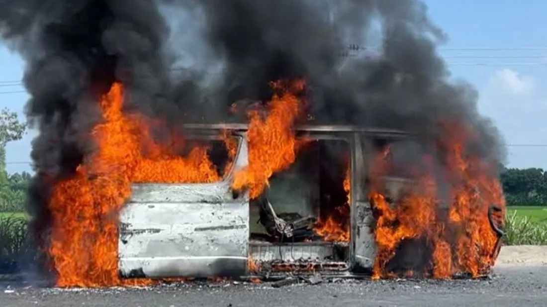 বিএনপির কর্মী বোঝাই মাইক্রোবাসে দুর্বৃত্তের আগুন