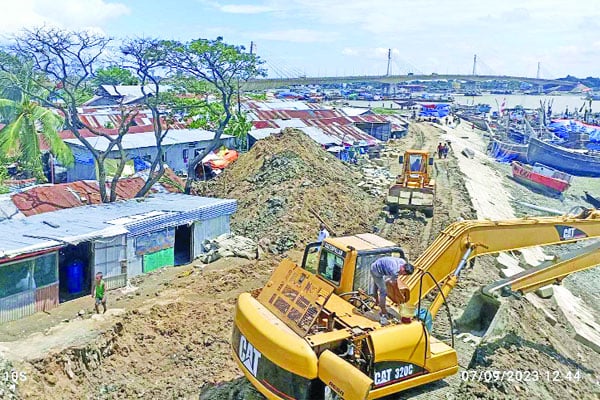 কে বাঁচাবে কর্ণফুলী নদী নদীর বুকেই বাস-ট্রাক টার্মিনাল, ড্রাইডক ও মাছের আড়ত, অবৈধ স্থাপনায় চলছে ব্যবসা