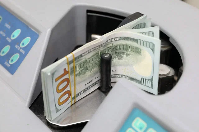 বেশি দামে ডলার বিক্রি: শাস্তির মুখে ১০ ব্যাংকের ট্রেজারি বিভাগের প্রধান একই অভিযোগে গত বছরের আগস্টেও একসঙ্গে দেশি-বিদেশি ছয় ব্যাংকের ট্রেজারি-প্রধানকে দায়িত্ব থেকে সরিয়ে দিয়েছিল বাংলাদেশ ব্যাংক।  শেষ পর্যন্ত সেই সিদ্ধান্ত বহাল রাখতে পারেনি নিয়ন্ত্রক সংস্থাটি।