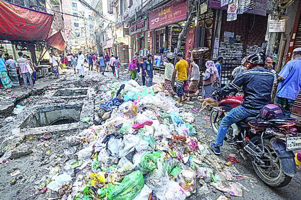 ঢাকার বড় সমস্যা প্লাস্টিক ও বোতল