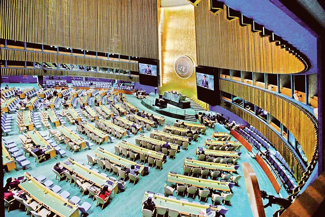 জাতিসংঘ এখন ‘লাইফ সাপোর্টে’ যুক্তরাষ্ট্রের নিউইয়র্কে বৃহত্তম বিশ্ব সংস্থা জাতিসংঘের সাধারণ পরিষদের ৭৮তম অধিবেশন বসেছে। বিশ্বের বহু দেশের নেতারা তাতে যোগ দিয়েছেন। সেখানে যোগ দিতে গেছেন বাংলাদেশের প্রধানমন্ত্রী শেখ হাসিনাও। কিন্তু বর্তমান বিবদমান বিশ্বে জাতিসংঘের হাল কী, নিজেদের লক্ষ্য ও উদ্দেশ্য বাস্তবায়নে সংস্থাটি কতটা কার্যকর ভূমিকা রাখতে পারছে—সেসব বিষয় নিয়ে বিশ্লেষণ।