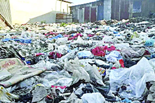 নিষিদ্ধ পলিথিনে কৃষির সর্বনাশ ♦ অণুজীবের বৃদ্ধি রোধে অনুর্বর হচ্ছে মাটি ♦ মাইক্রোপ্লাস্টিক আকারে ঢুকছে জীবনচক্রে ♦ বাড়ছে ক্যান্সারসহ নানা রোগ