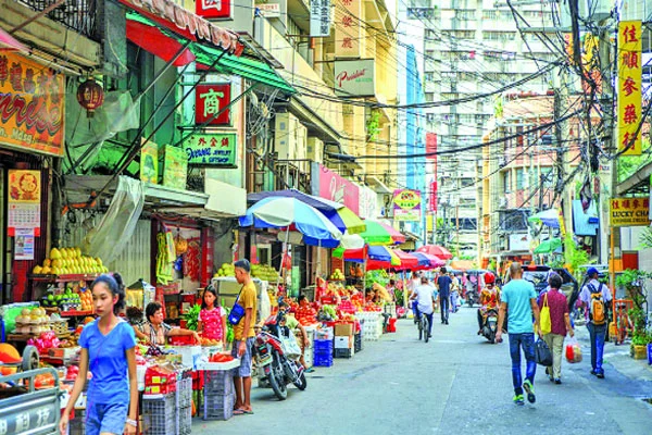 দেশে দেশে চায়না টাউন সব দেশেই দারুণ জনপ্রিয় চায়না টাউন রেস্তোরাঁ। কেনাকাটা কিংবা আড্ডায় সব সময় ব্যস্ত থাকে চায়না টাউনগুলো। দিন-রাত ২৪ ঘণ্টাই খোলা, মানুষের পদচারণে মুখর চায়না টাউনগুলো নিয়েই আজকের রকমারি-